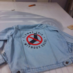 Textildruck – Logo Aufdruck auf Jeansjacke
