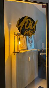 Großes Logo für Schaufenster – hochwertige Folienbeschriftung