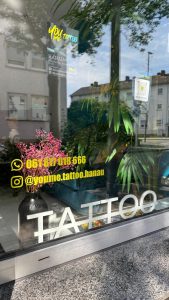 Schaufensterbeschriftung mit Logo und Kontaktdaten – Tattoo Studio